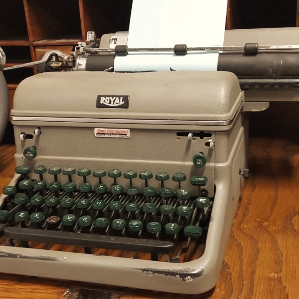 Vintage typewriter (working condition)